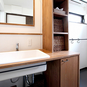 洗面室には物干しスペースを確保。忙しい朝でも家事の時間を短縮できて、使い勝手も良い空間です。