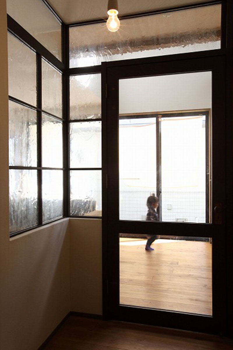 無垢の杉で作った玄関ドアを開けると、アンティークガラス+格子建具からの優しい光がお出迎え。