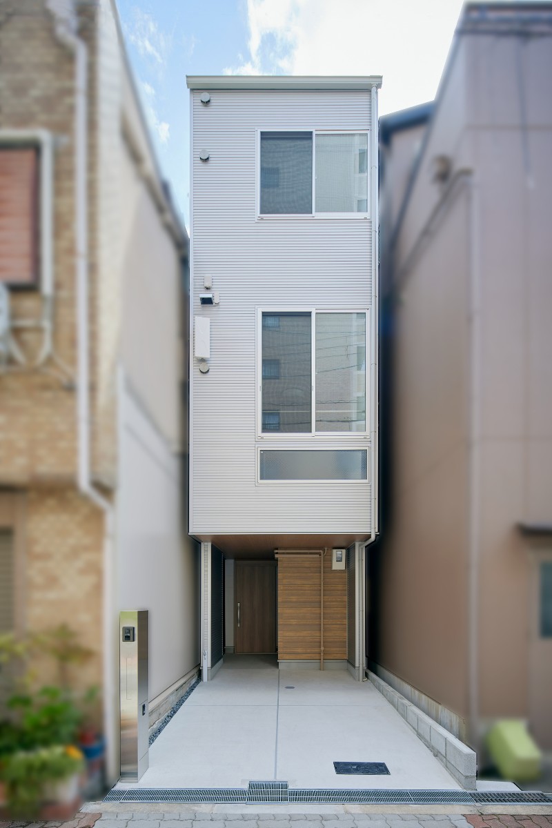 狭小地に建つ3階建てスリムモダンハウス