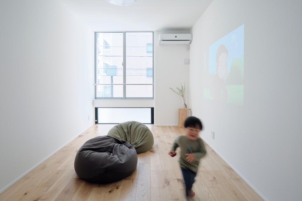 余白を楽しむ、ミニマルな“遊べる”リビング