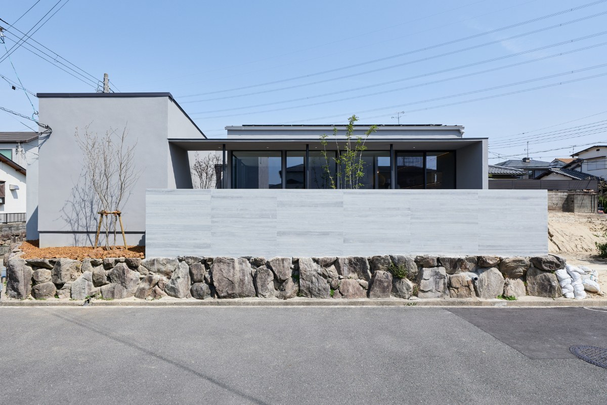 プライバシーと開放感を両立した、モダンミニマルな平屋住宅