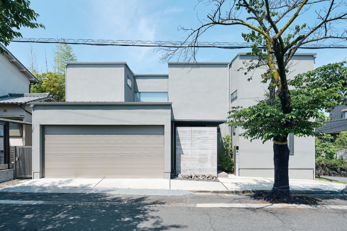 シンプルなスクエアデザインが際立つ、シャッター付きガレージの外観 シンプルなスクエアデザインが際立つ、シャッター付きガレージの外観