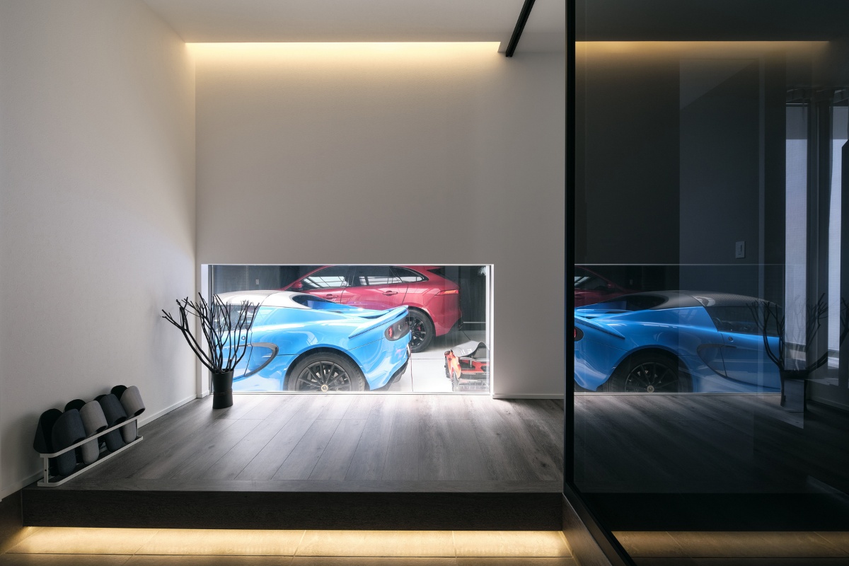 ガレージが見える間接照明がおしゃれな玄関