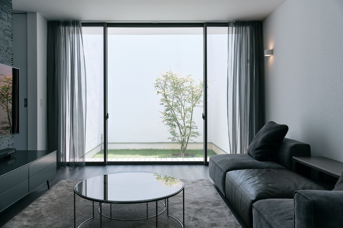 明るい中庭が見えるリビング 明るい中庭が見えるリビング