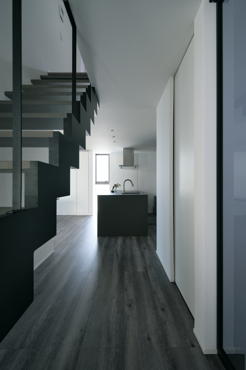 スケルトン階段で開放感のある廊下 スケルトン階段で開放感のある廊下