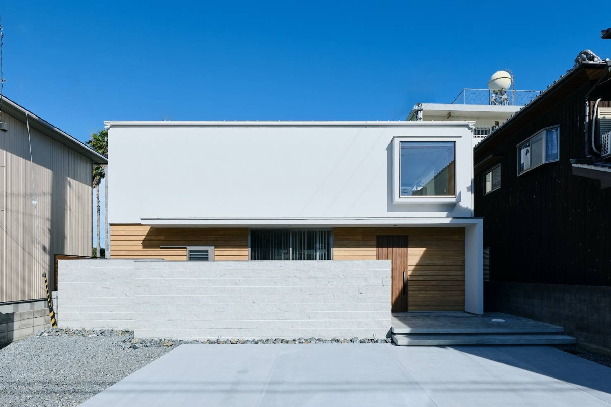白い塗り壁と木目の外壁が美しく調和した、シンプルモダンな注文住宅の外観 白い塗り壁と木目の外壁が美しく調和した、シンプルモダンな注文住宅の外観