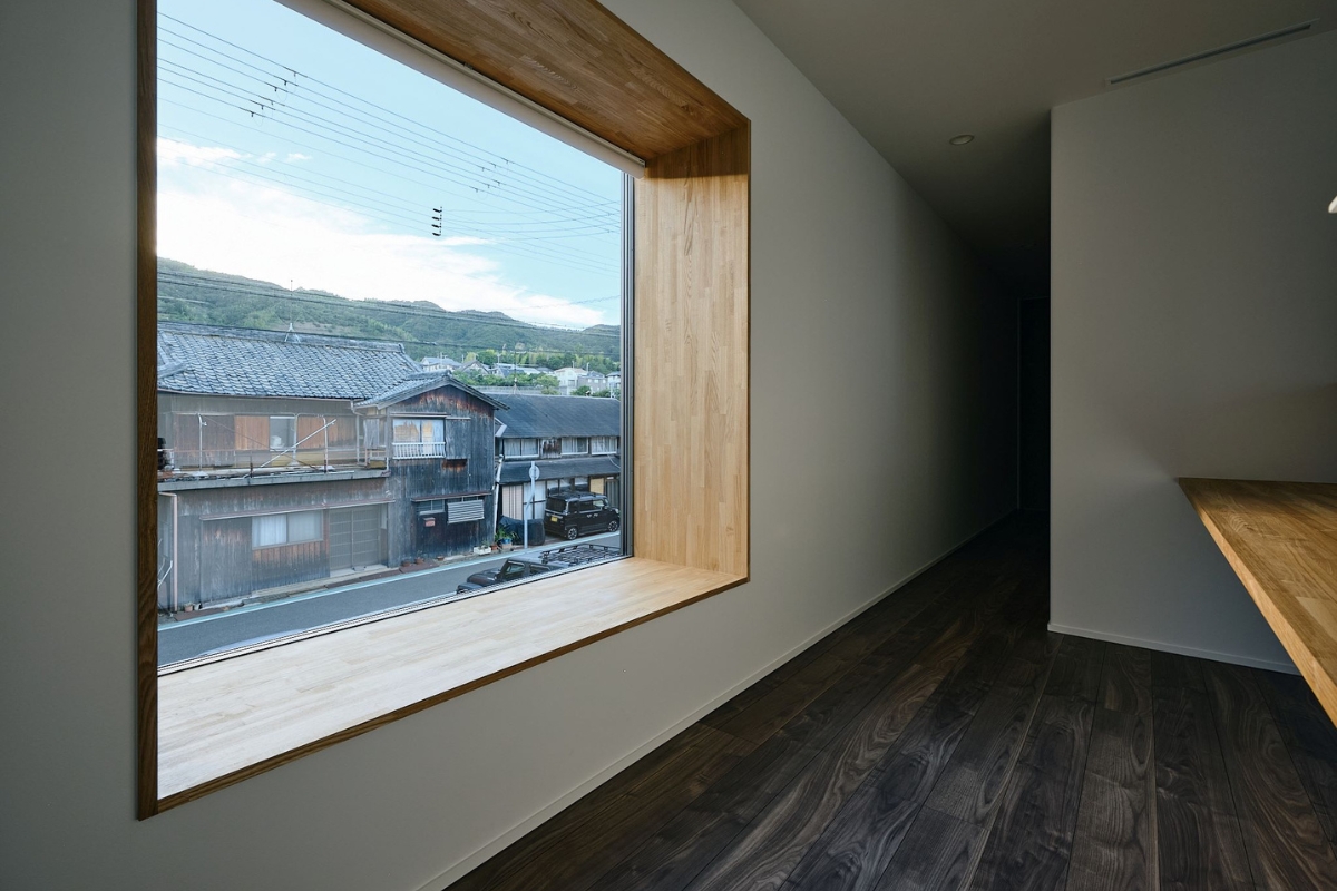 造作のベンチ付き窓と景色