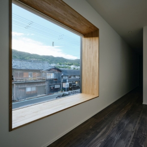 造作のベンチ付き窓と景色 造作のベンチ付き窓と景色