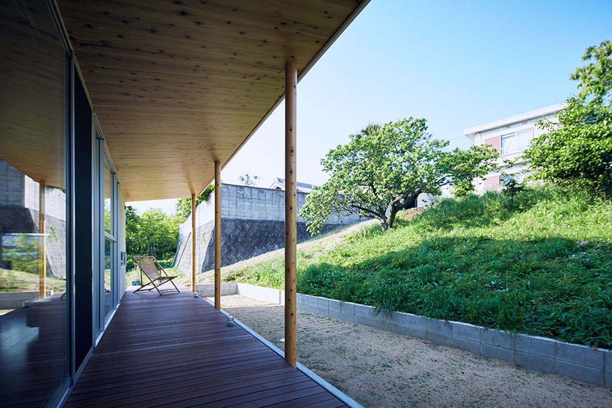 LDKの下り天井から外まで繋がる大きな庇は、春夏秋冬を通じた太陽の角度を綿密に計算しながら深さや角度を決定。夏は光を上手に遮断し、冬は奥にまで光が届くように設計されている