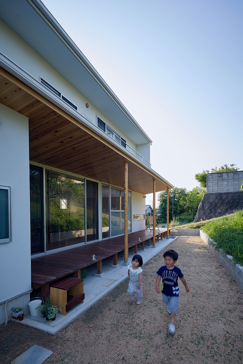 縁側で遊ぶ子どもの様子が中から見えるので安心。夏はビニールプールなどで遊ぶこともできる