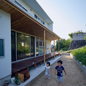 縁側で遊ぶ子どもの様子が中から見えるので安心。夏はビニールプールなどで遊ぶこともできる