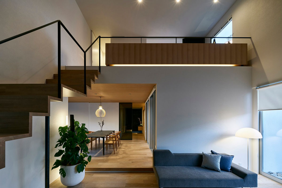 家の中に水平方向と垂直方向に見通し線を設けることで、この空間に開放感をもたらしている