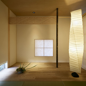 フローリングと畳をフラットに繋がるモダンな和室。地窓からの自然光と照明の光で落ち着きのある優しい空間をつくり出しています。