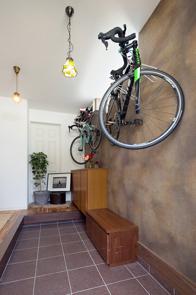 自転車が2台とベンチまで置ける広々玄関、左奥には来客用の寝室を設計