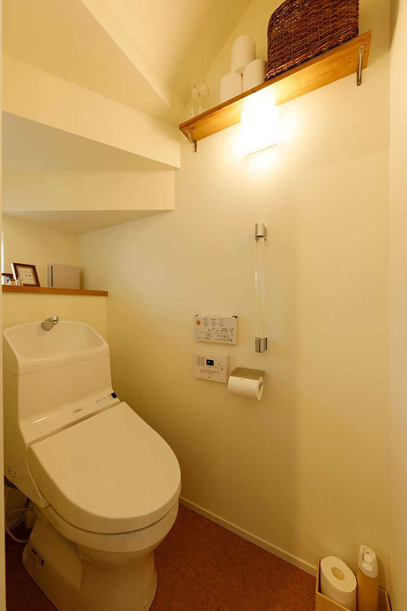 階段下のトイレ、窓や収納の位置などコンパクトに設計
