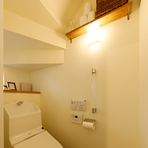 階段下のトイレ、窓や収納の位置などコンパクトに設計