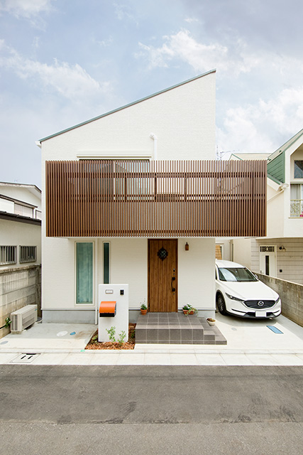 片流れと目隠しの縦ルーバーバルコニーでシンプルにまとめた