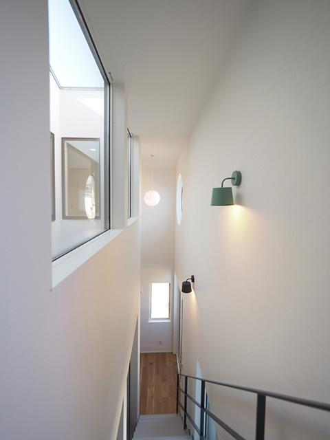 吹抜けがある開放的な階段 事例写真 ライトコートのある家 注文住宅のハウスネットギャラリー