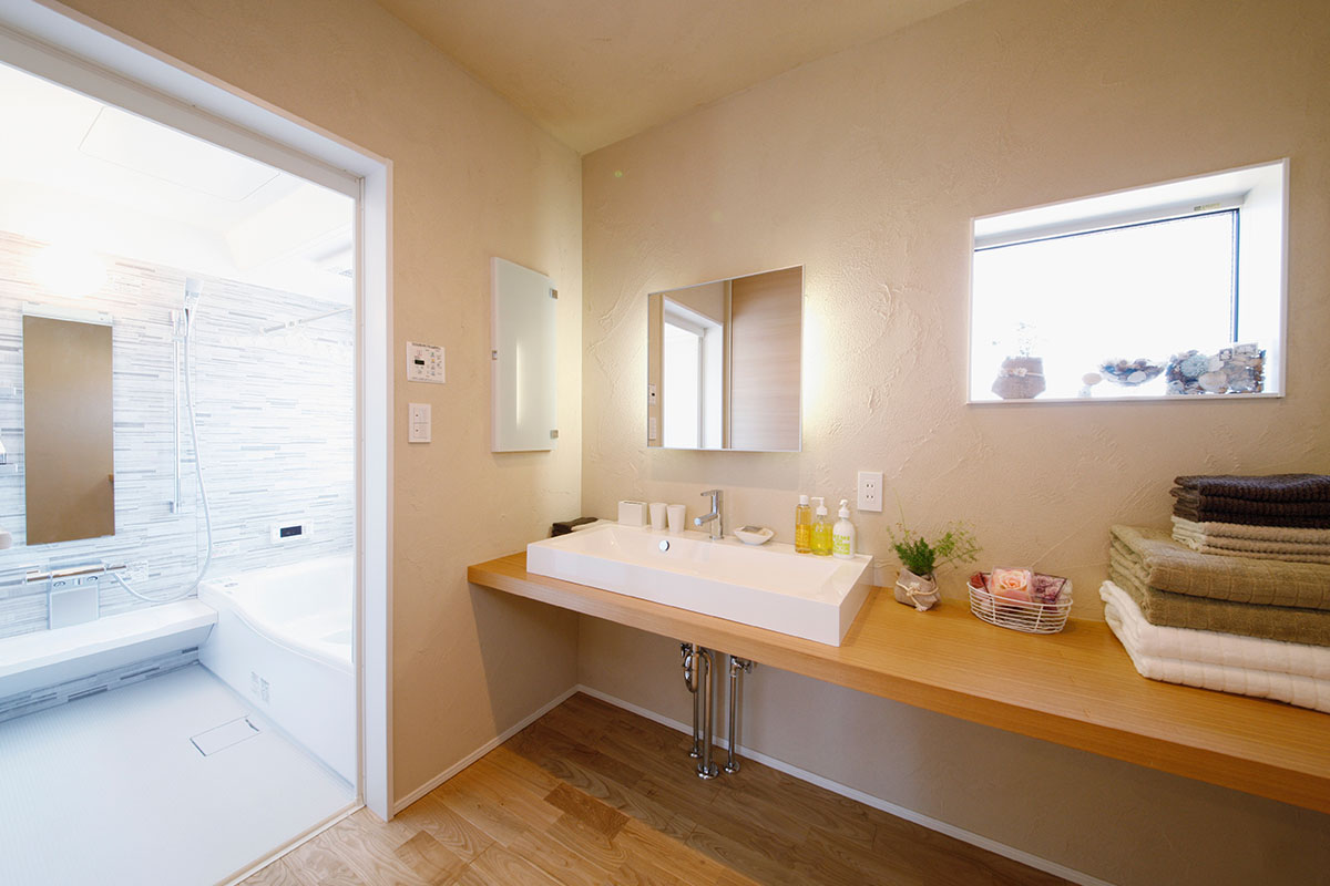 洗面所と浴室は機能優先　吸湿する塗り壁