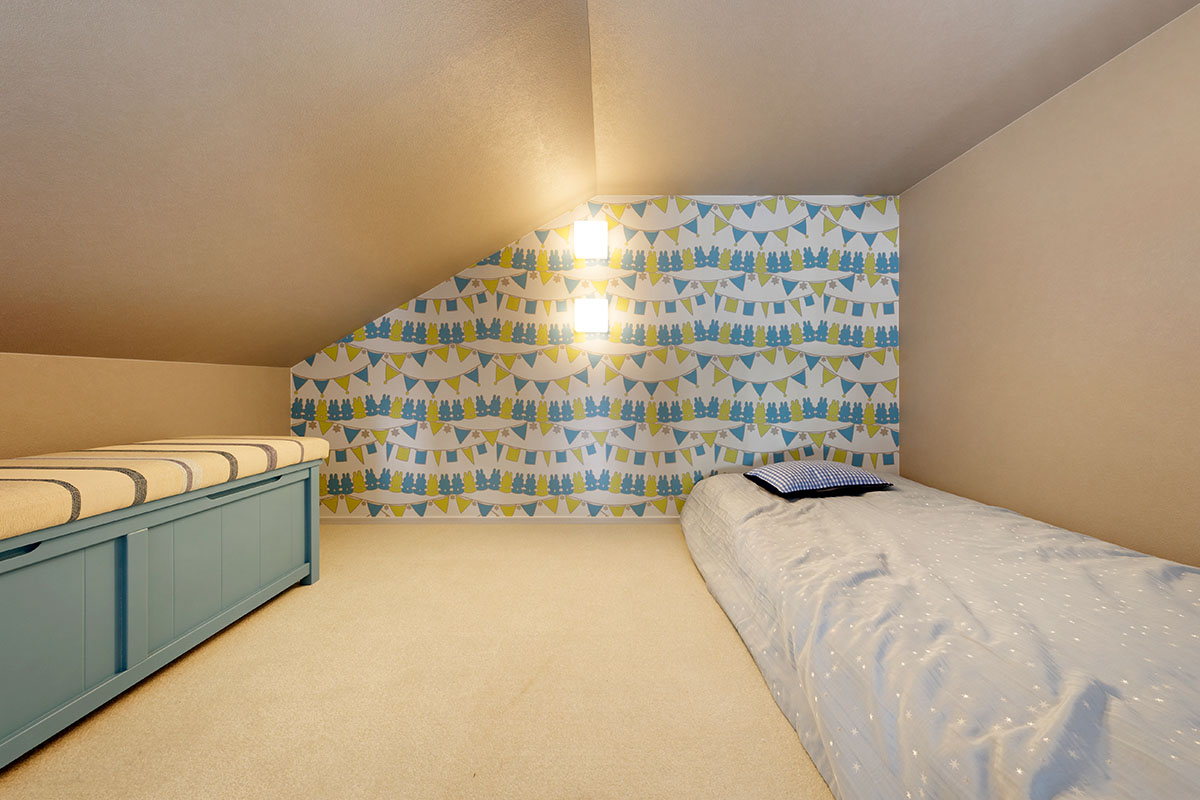 子供部屋にあるロフトは、寝室として使えます。一部の壁に遊び心のある壁紙を採用しました。