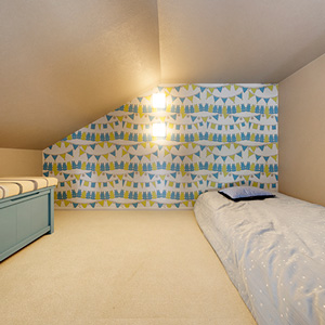 子供部屋にあるロフトは、寝室として使えます。一部の壁に遊び心のある壁紙を採用しました。
