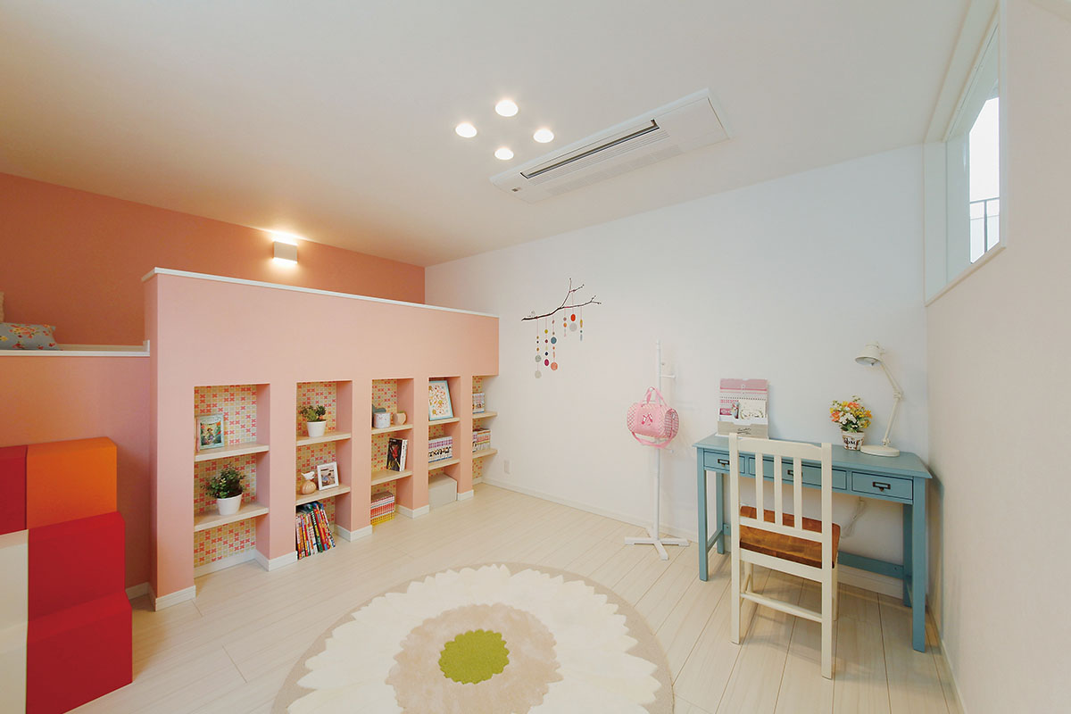 可愛らしい色合いの子供部屋。趣味や書斎、在宅ワークにも。