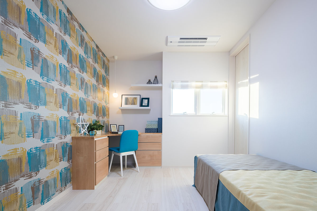 可愛い壁紙の子供部屋。空間を無駄なく使い、すっきりとした印象に。