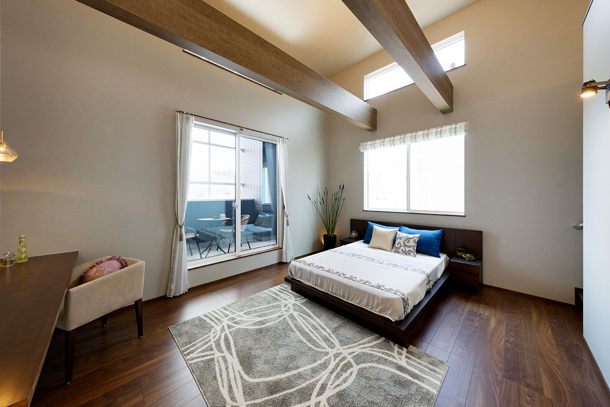 天井の日本の柱がかっこいい寝室。