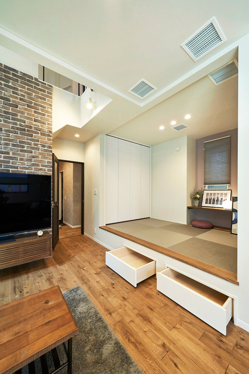 和室は収納も充実し、壁面だけでなく、小上がりの床にも収納を設け、リビングを常にスッキリ見せることができる