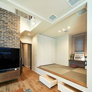 和室は収納も充実し、壁面だけでなく、小上がりの床にも収納を設け、リビングを常にスッキリ見せることができる