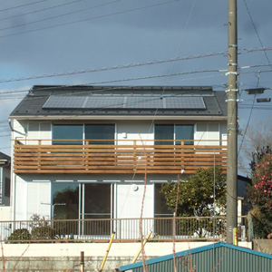 南面エネルギー自給住宅太陽熱、太陽光発電搭載