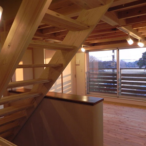 小屋裏収納は固定階段にして広々使えます