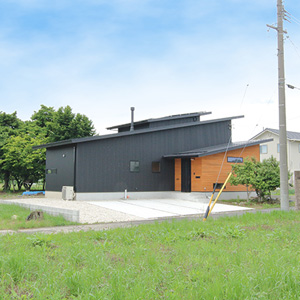 施工事例写真：大屋根と薪ストーブのいえ