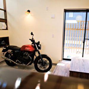 バイクをみながら過ごせるリビング