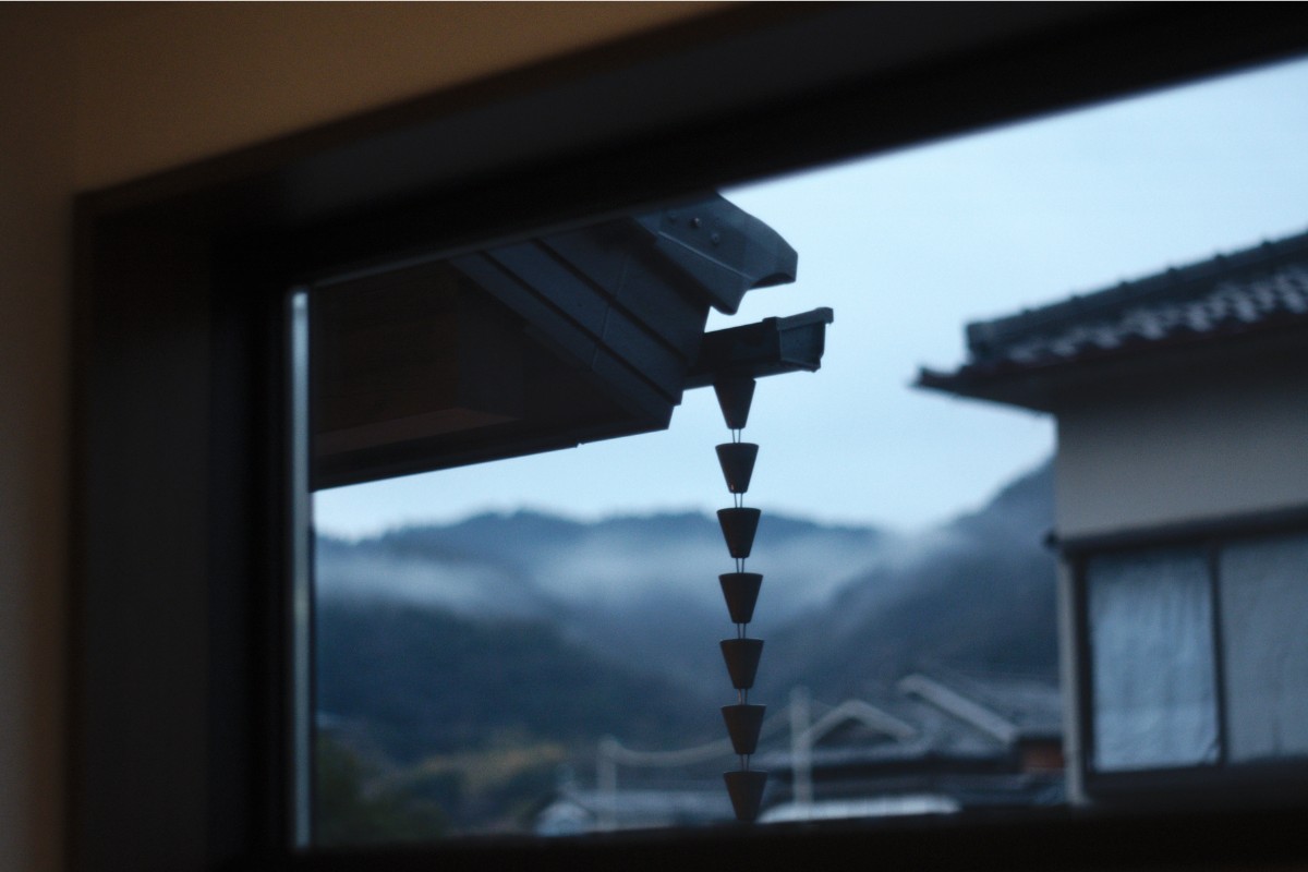 屋根の雨水をおろす鎖樋