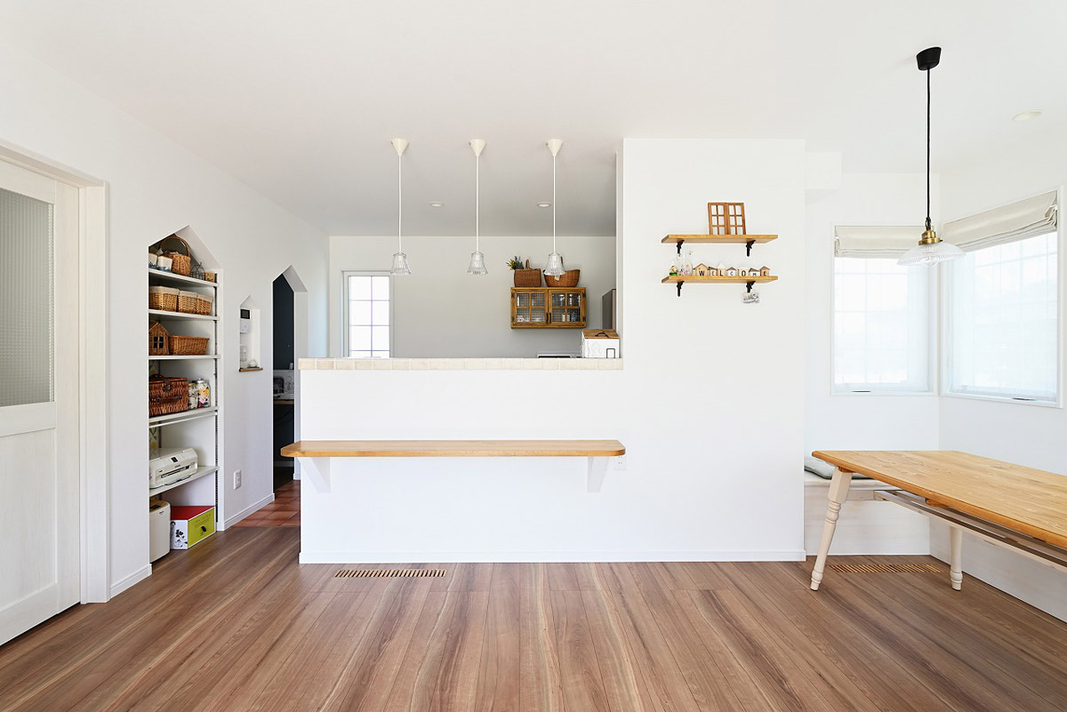 キッチンカウンターや飾り棚、おうち形の収納スペースも備え付けで調和しつつすっきり片づけられるスペースです。
