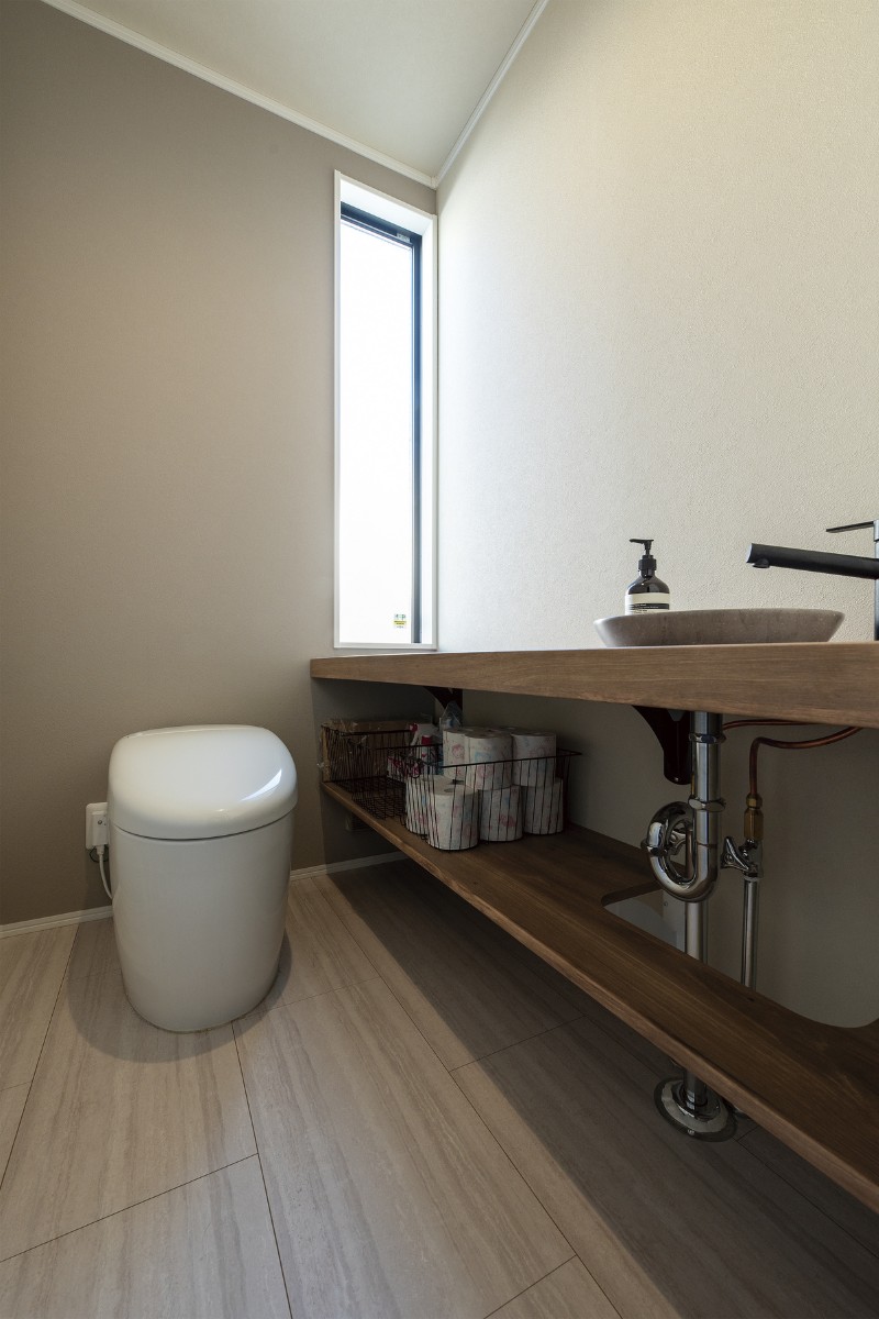 トイレ内にカウンターが欲しいと要望があり、小物なども置けるようなスペースに。