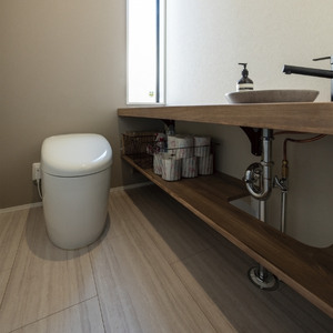 トイレ内にカウンターが欲しいと要望があり、小物なども置けるようなスペースに。