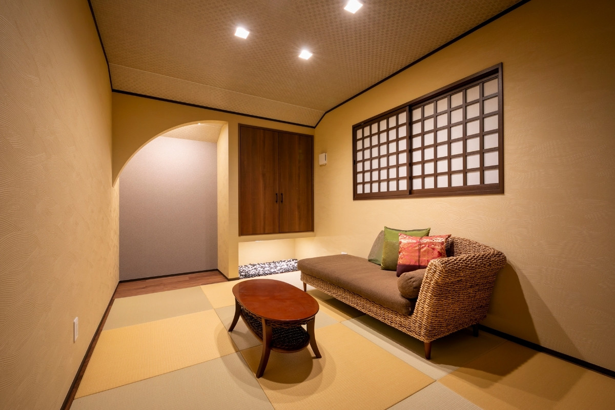 幕張展示場をみて、Ｒの下がり壁や吊り下げ収納を採用。
