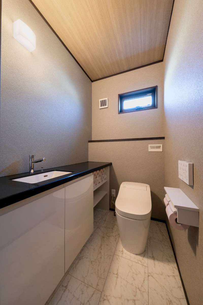 広々としたトイレは、清潔感のあるデザインに。