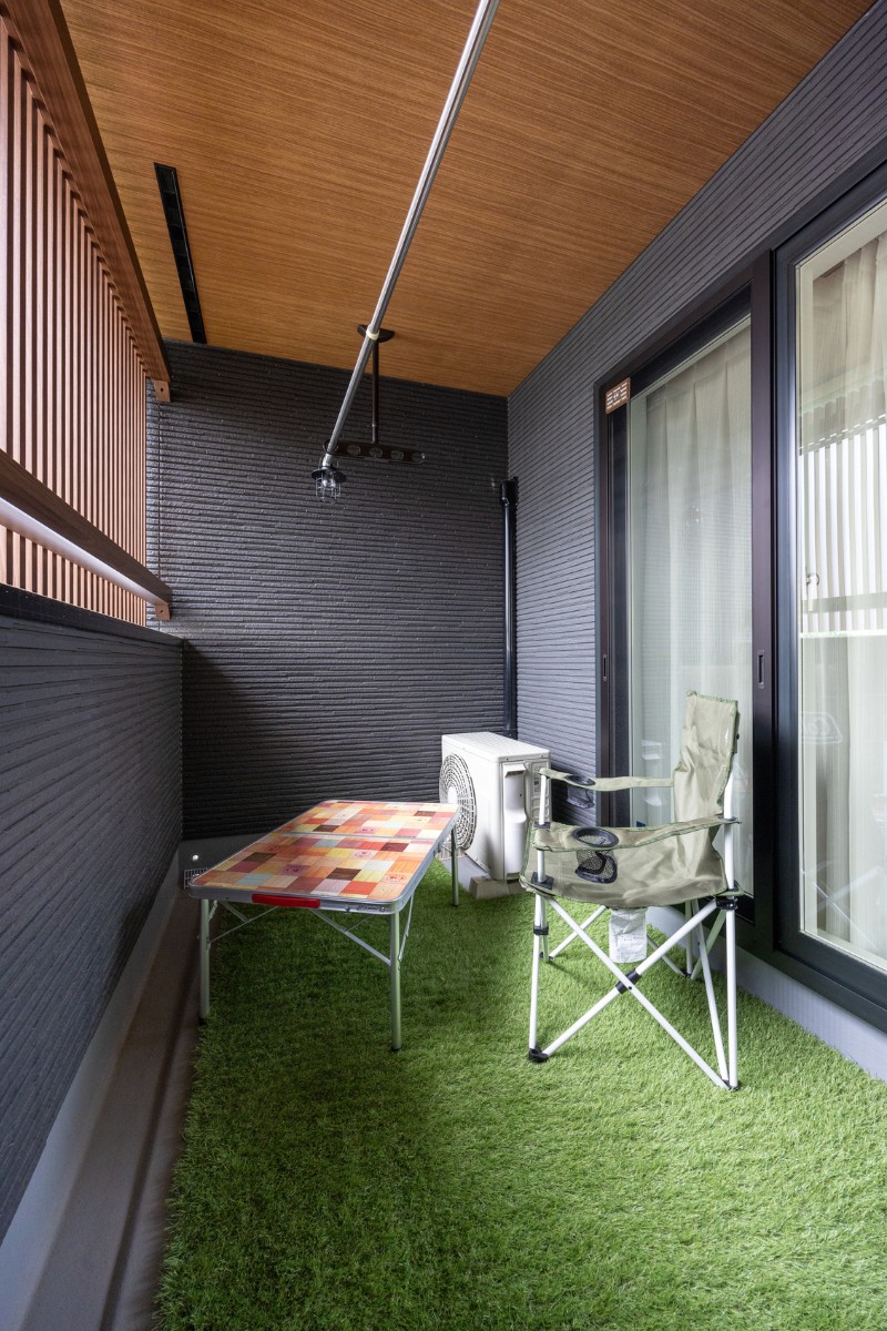 布団を干すだけでなく、キャンプ用の机や椅子を並べて、リラックスタイムを過ごしています。