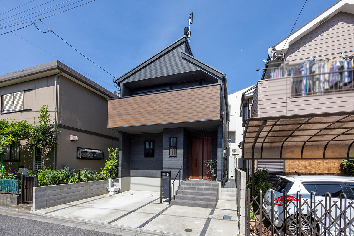 アシンメトリーな差し掛け屋根がモダンな印象の外観			