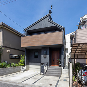 アシンメトリーな差し掛け屋根がモダンな印象の外観			