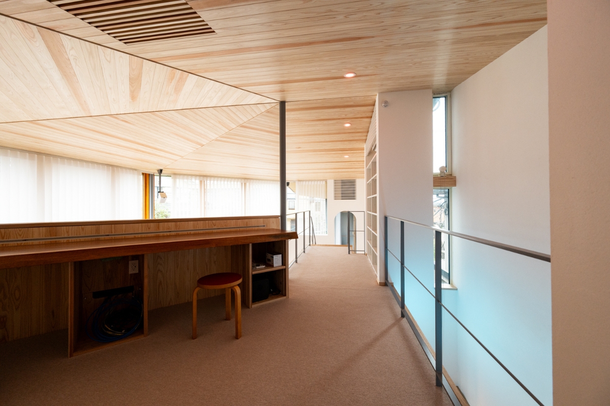 ２階ワークスペース　屋根裏に大きなスピーカーが内蔵