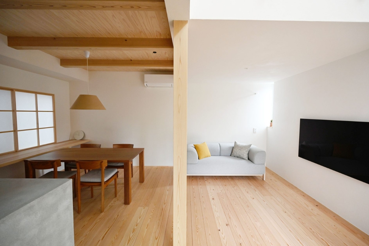 リビングダイニング　施主が伐採した木材が使用されている