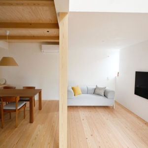 リビングダイニング　施主が伐採した木材が使用されている