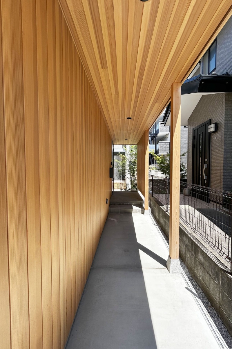 美しい木材が出迎えるアプローチ