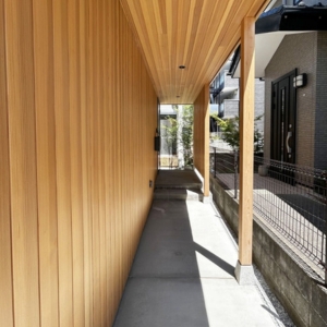 美しい木材が出迎えるアプローチ