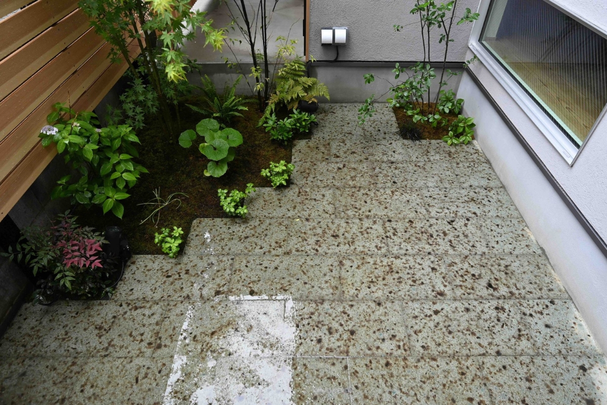 大谷石が美しい中庭