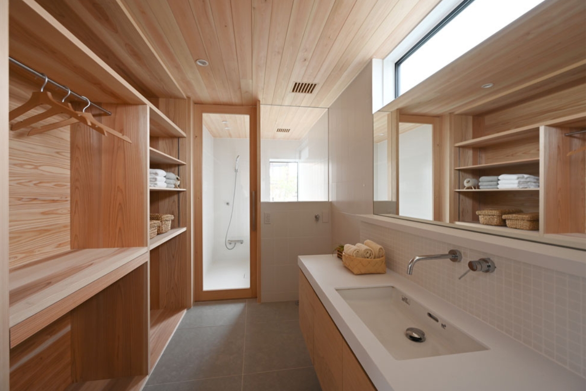 檜をたっぷり使った洗面室